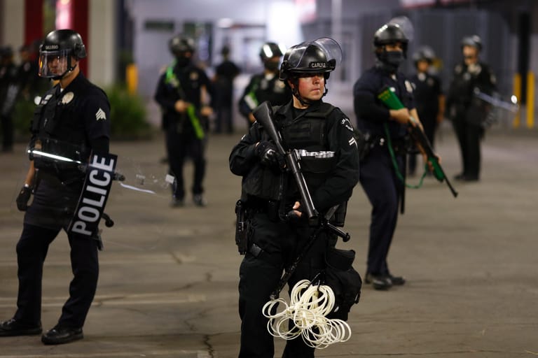 USA, Los Angeles: Polizeibeamte verfolgen eine Demonstration am Tag der US-Präsidentschaftswahl.