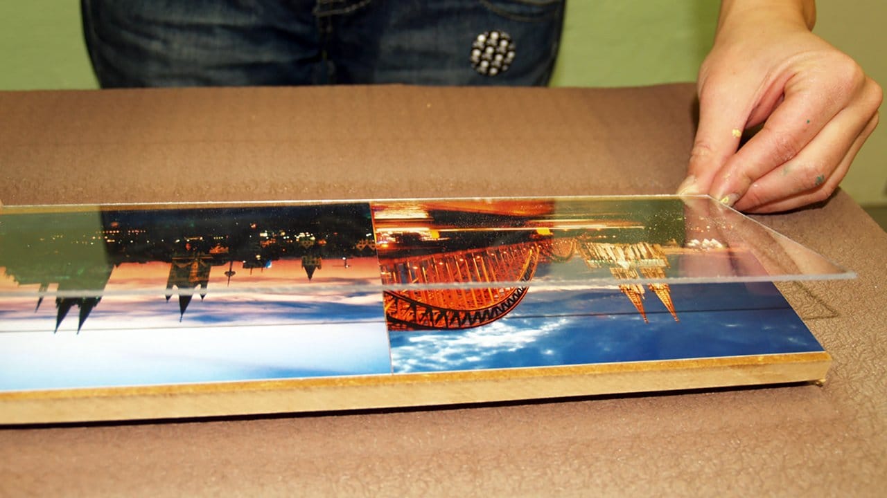 Will man ein individuelles Schlüsselbrett bauen, braucht man zuerst Fotos, eine Plexiglasscheibe, eine dünne Holzplatte sowie Werkzeug. Will man ein individuelles Schlüsselbrett bauen, braucht man zuerst Fotos, eine Plexiglasscheibe, eine dünne Holzplatte sowie Werkzeug.