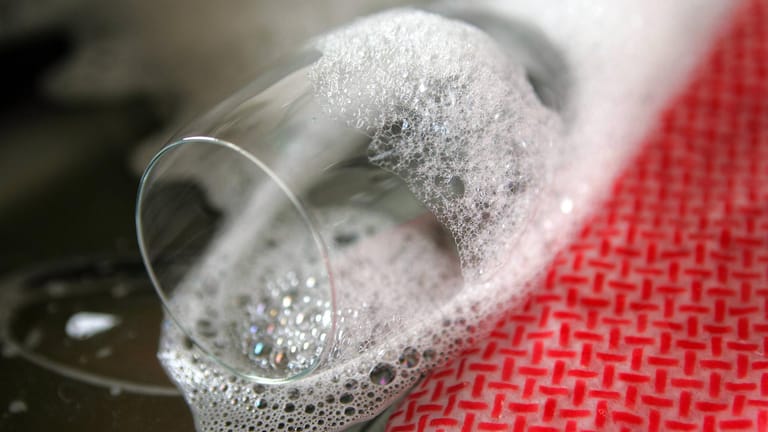 Gläser abwaschen: Später trocknen diese am besten auf einem sauberen Geschirrtuch.