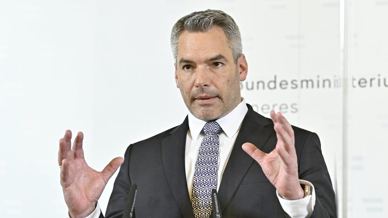 Österreichs Innenminister Karl Nehammer geht nicht mehr von mehreren Tätern aus.