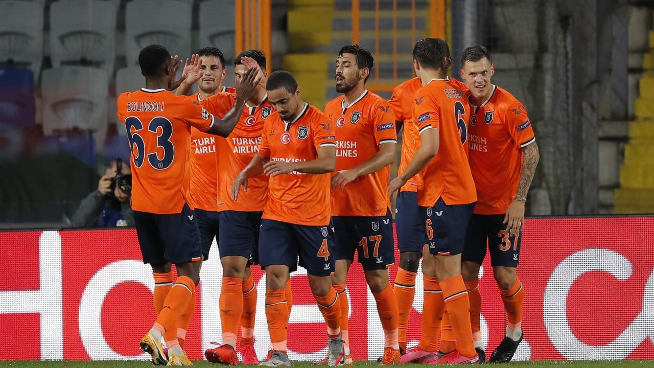 Die Spieler von Basaksehir Istanbul feiern die Führung im Spiel gegen Manchester United.