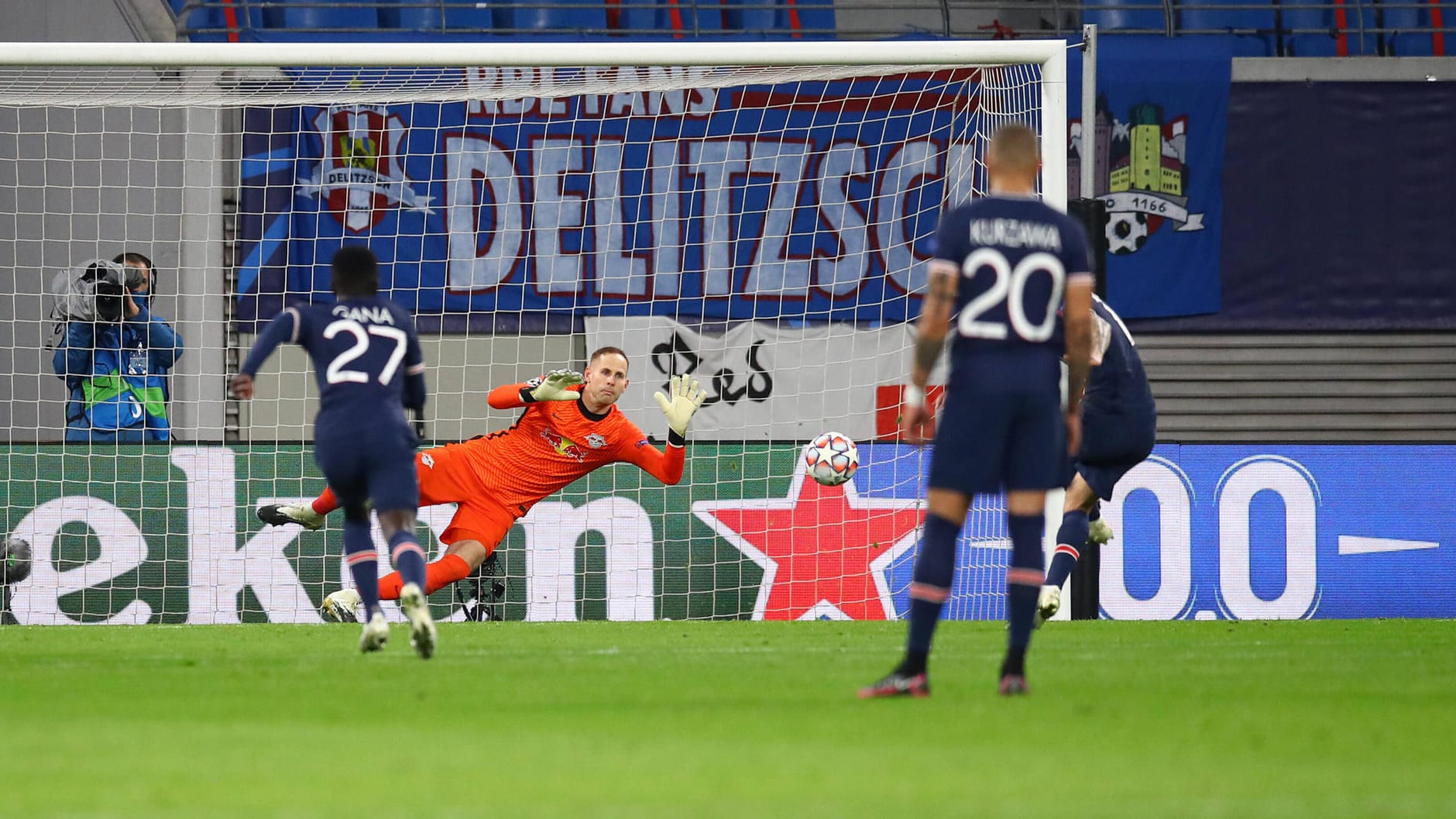 Peter Gulacsi: Tolle Partie des Ungarn im Tor der Leipziger. Er parierte den Elfmeter von di Maria stark und war auch sonst ein gewohnt sicherer Rückhalt seines Teams. Note: 2