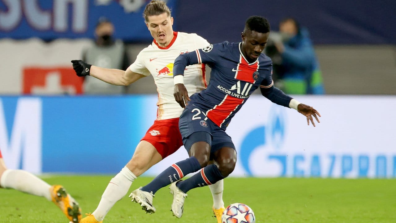 Leipzigs Marcel Sabitzer (l) und Idrissa Gueye von PSG kämpfen um den Ball. Leipzigs Marcel Sabitzer (l) und Idrissa Gueye von PSG kämpfen um den Ball.