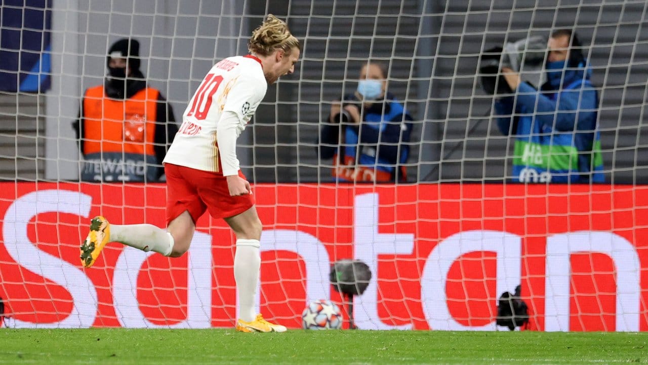 Emil Forsberg hat das Tor zum 2:1 für RB Leipzig erzielt und jubelt nach seinem Treffer zum gegen die Pariser Elf. Emil Forsberg hat das Tor zum 2:1 für RB Leipzig erzielt und jubelt nach seinem Treffer zum gegen die Pariser Elf.