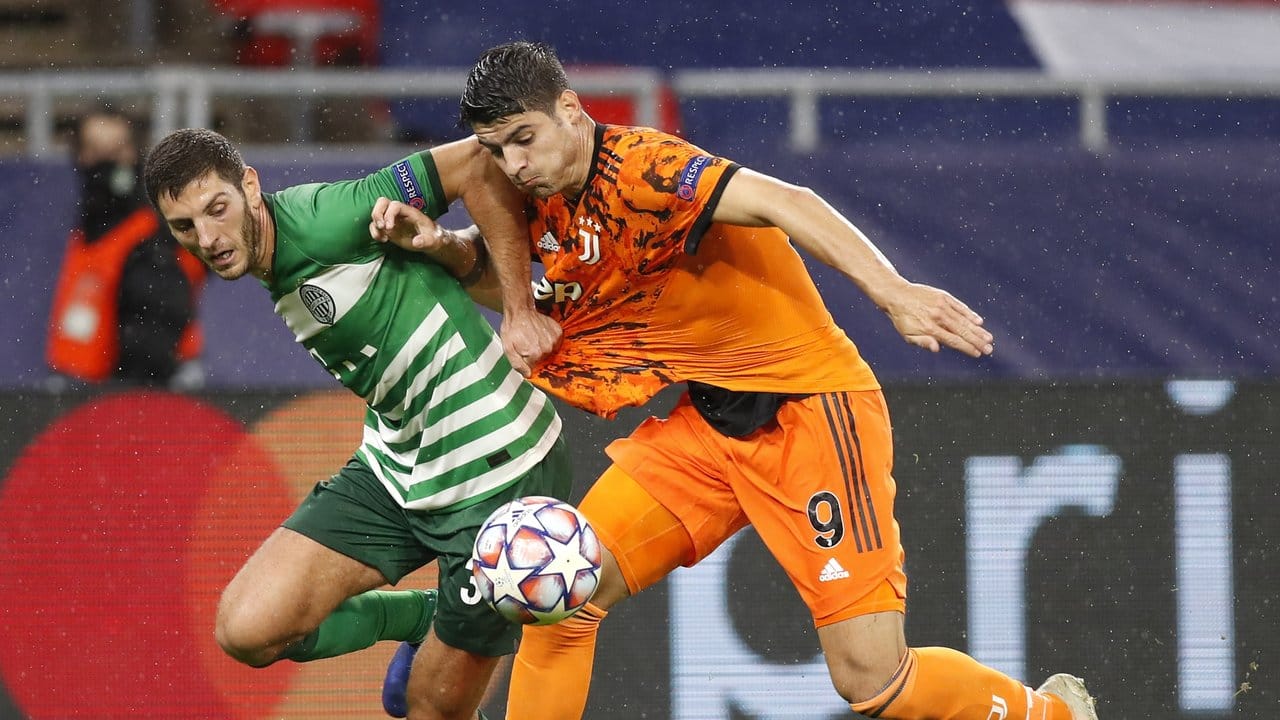 Juve-Stürmer Alvaro Morata (r) setzt sich gegen Lasha Dvali durch.