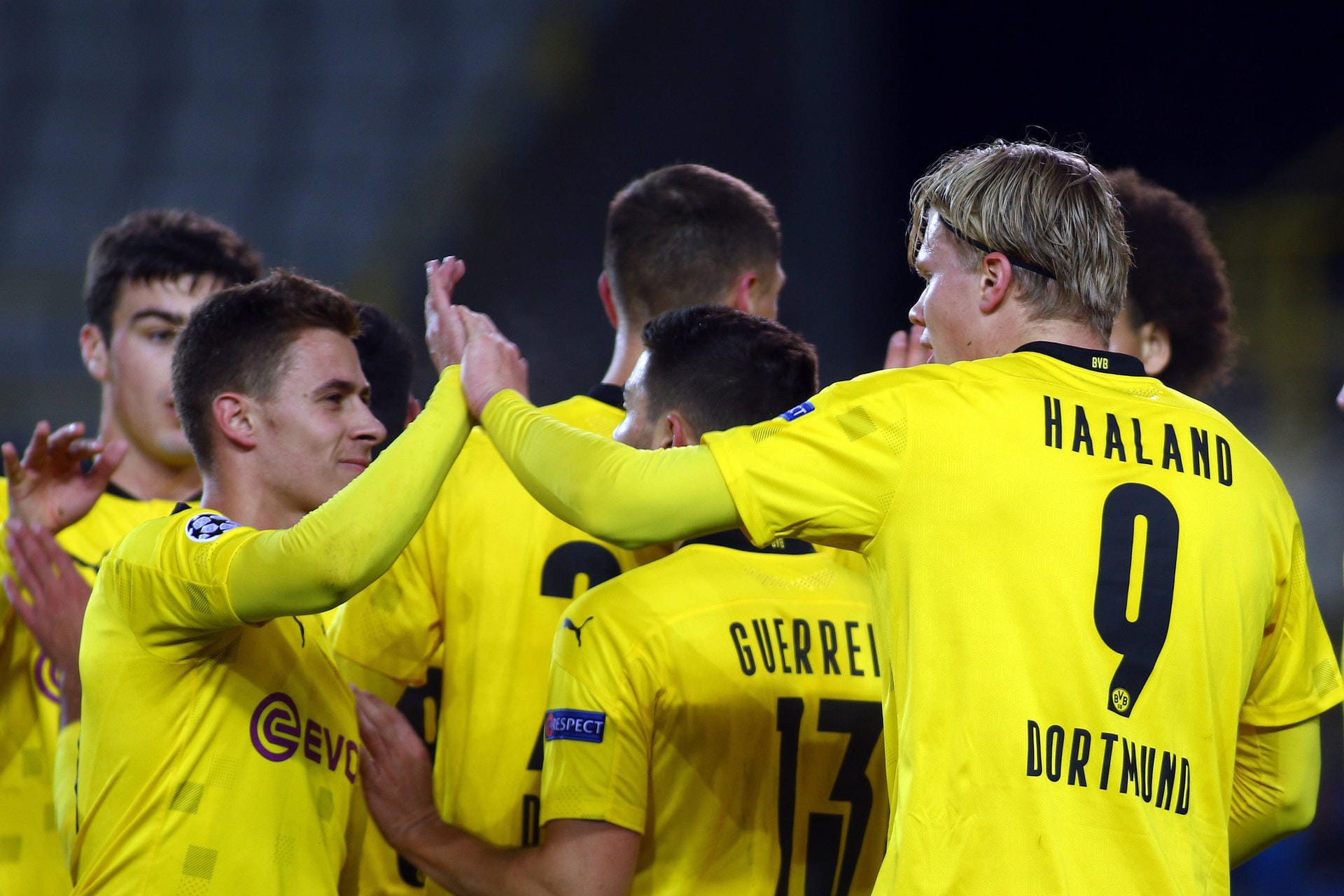 Thorgan Hazard (l.) und Erling Haaland gehörten zu den stärksten Dortmundern beim ungefährdeten 3:0-Sieg in Brügge. Die Noten der übrigen BVB-Stars lesen Sie hier in der Einzelkritik.