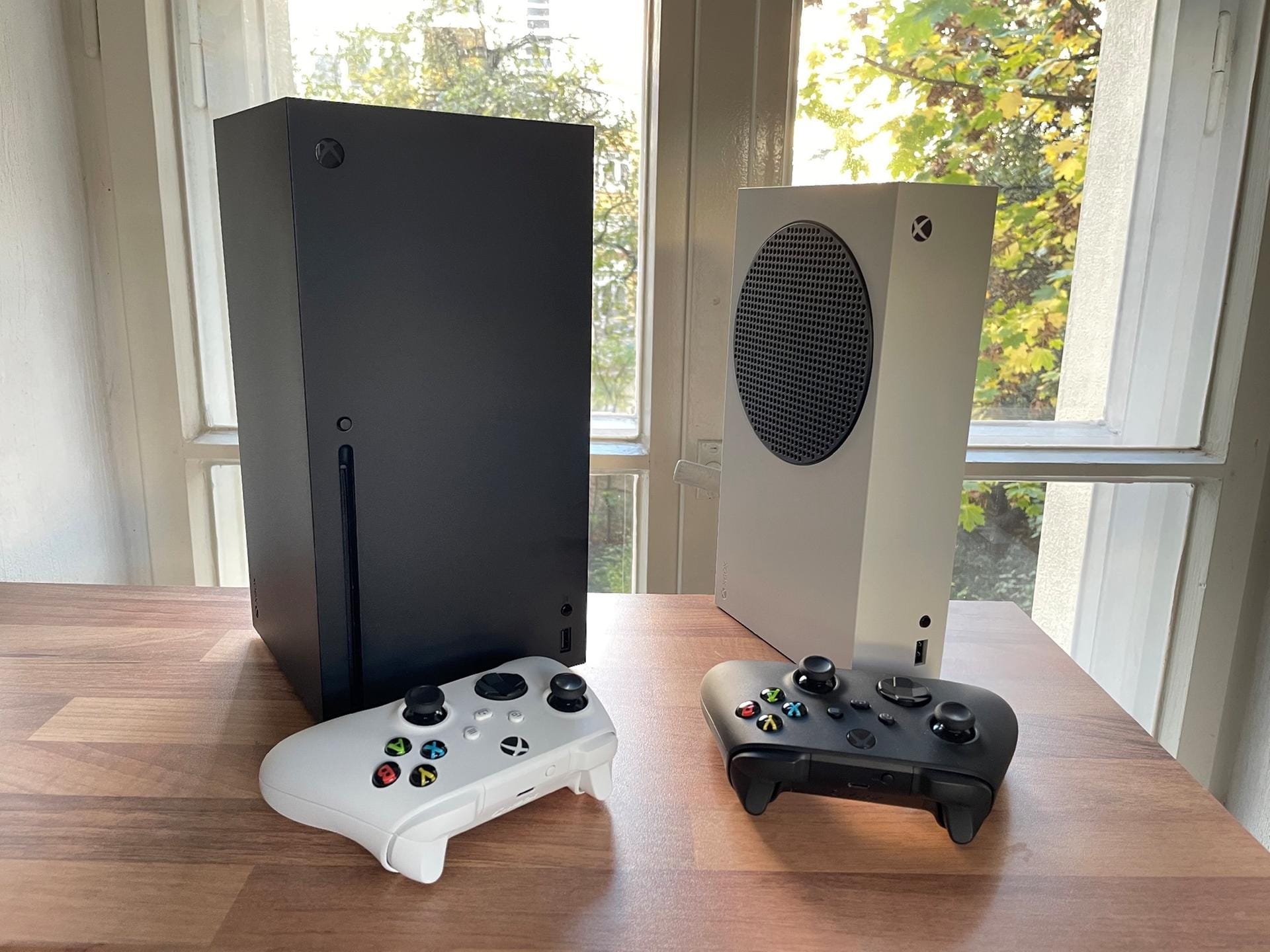 Hier die beiden Konsolen im Größenvergleich: Links die Xbox Series X, rechts die Xbox Series S.