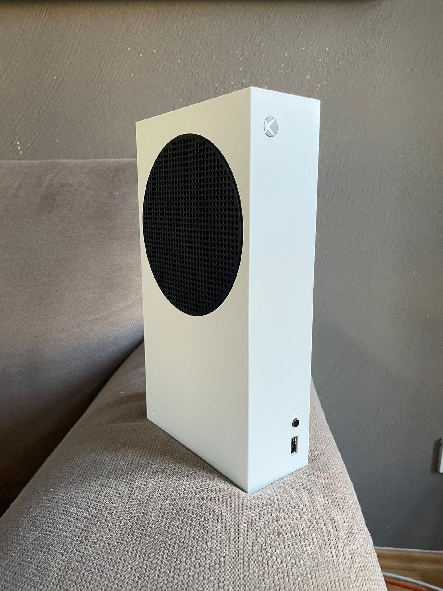 Die Xbox Series S kommt in Weiß gehalten.