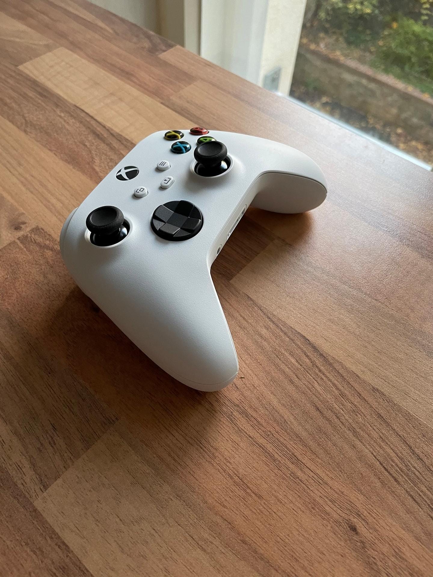 Der Controller der weißen Xbox Series S ist im Übrigen ebenfalls weiß.