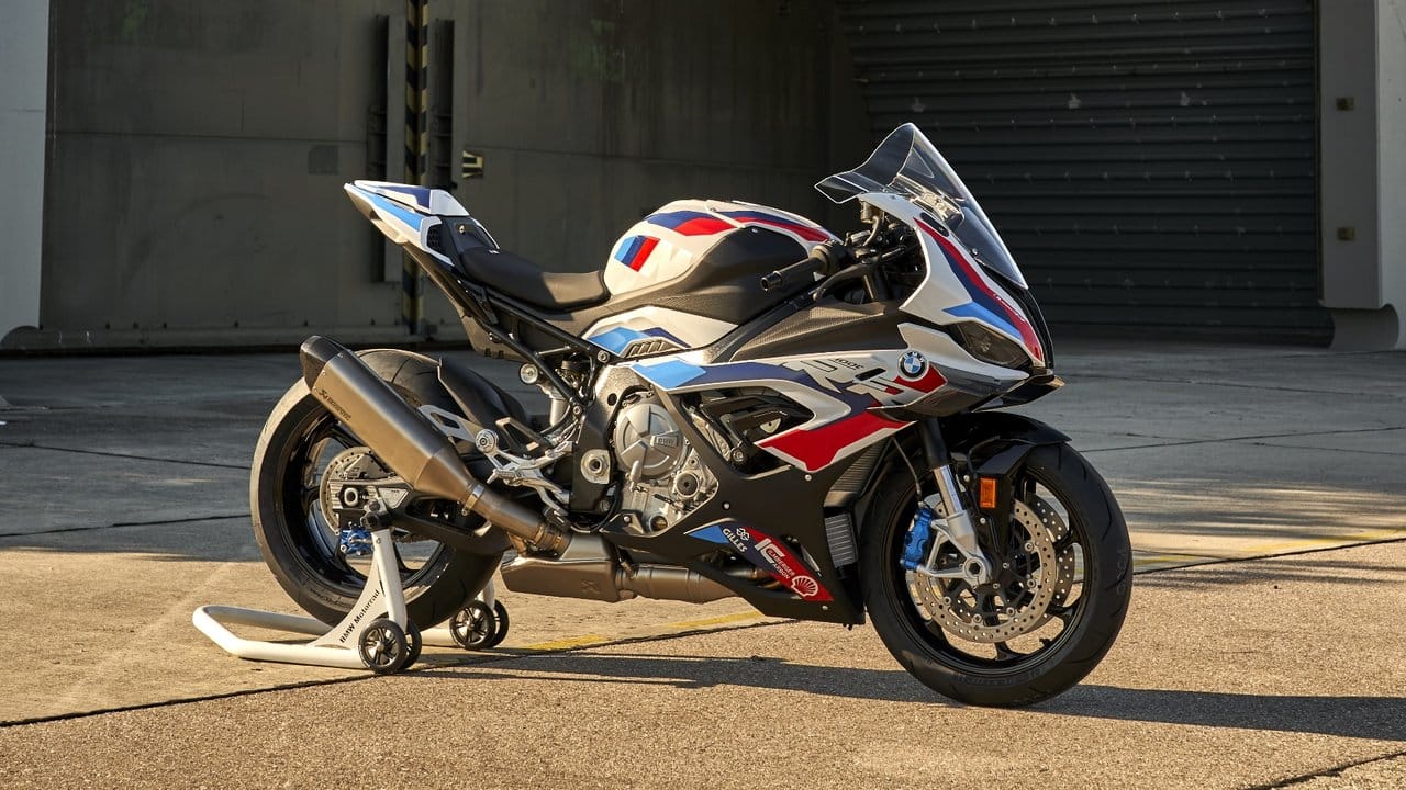 M wie Motorsport: Die Werkstuner der BMW M GmbH widmen sich nicht mehr nur den Autos, sondern haben als erstes Motorradprojekt die M 1000 RR auf die Räder gestellt.