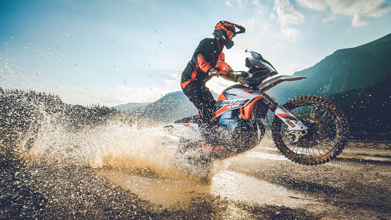 Voge 300 AC Quatsch im Matsch: Für den Spaß auch abseits der Straße bietet KTM Modelle wie die 890 Adventure R und deren limitiertes Sondermodell Rally (Foto) an. Voge 300 AC Quatsch im Matsch: Für den Spaß auch abseits der Straße bietet KTM Modelle wie die 890 Adventure R und deren limitiertes Sondermodell Rally (Foto) an.