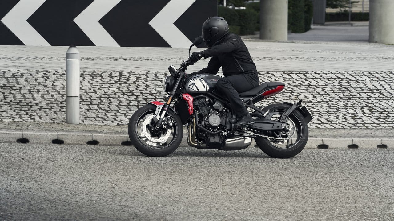 Flotter Dreier: Die Triumph Trident fährt mit Dreizylinder-Motor vor. Flotter Dreier: Die Triumph Trident fährt mit Dreizylinder-Motor vor.