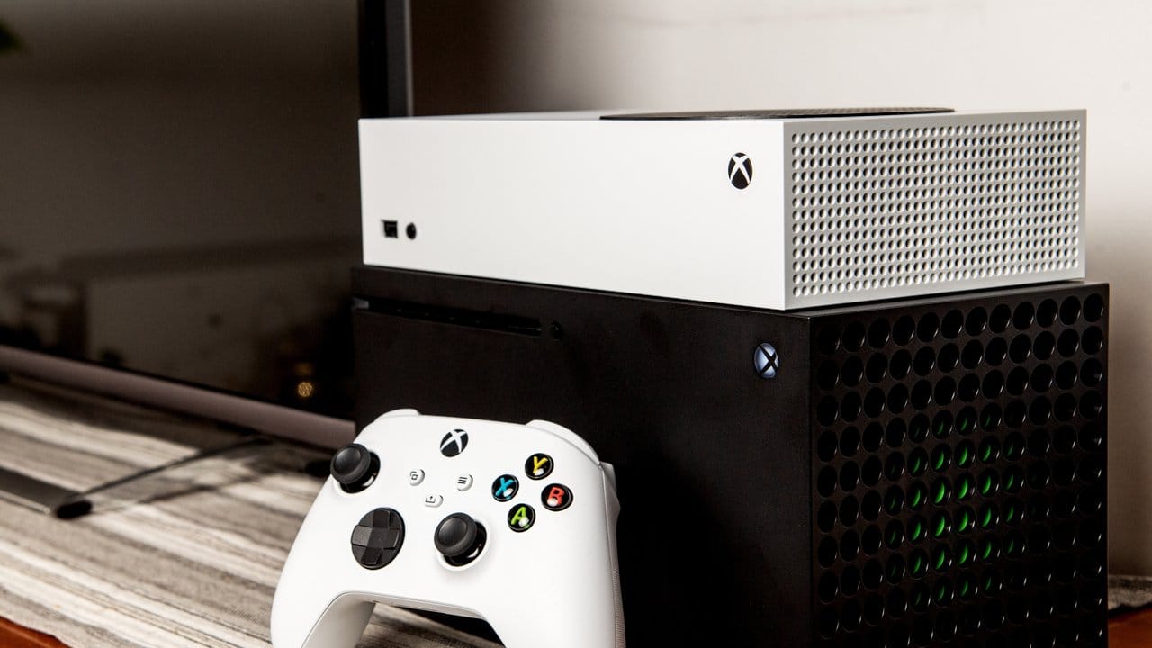 Entertainment im Doppelpack: Microsoft bringt mit der Series S (oben) unten der Series X (unten) gleich zwei neue Xbox-Konsolen auf den Markt.