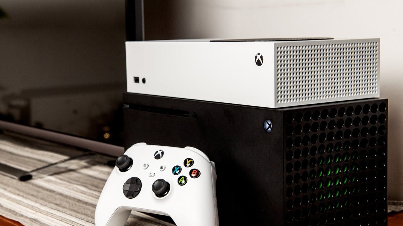 Entertainment im Doppelpack: Microsoft bringt mit der Series S (oben) unten der Series X (unten) gleich zwei neue Xbox-Konsolen auf den Markt. Entertainment im Doppelpack: Microsoft bringt mit der Series S (oben) unten der Series X (unten) gleich zwei neue Xbox-Konsolen auf den Markt.