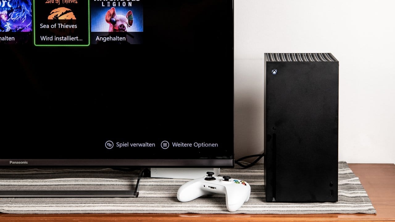 Monolith mit Fernseher: Die Xbox Series X fügt sich mit ihrem schlichten Design gut in die meisten Wohnzimmer ein.