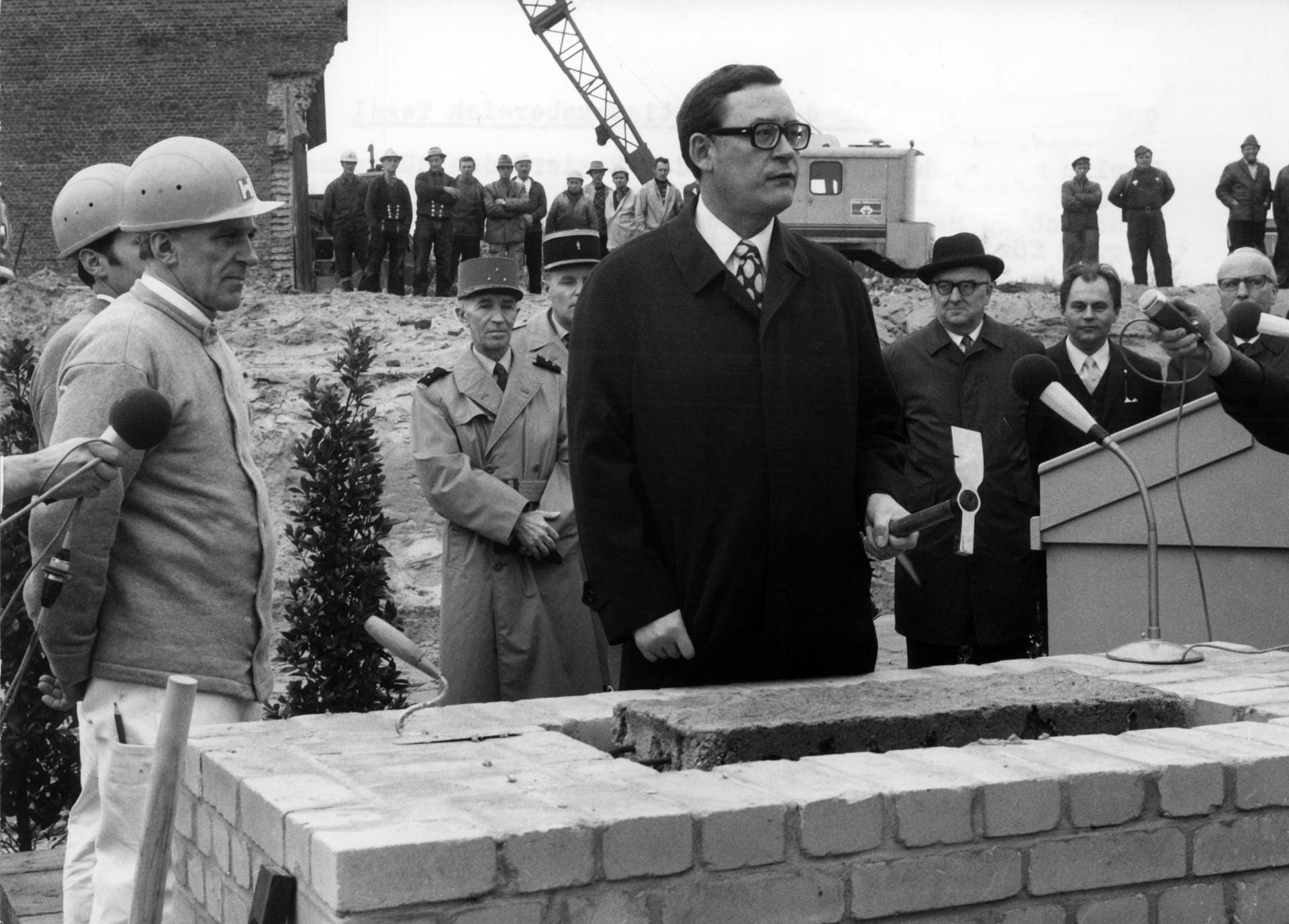 27. April 1974: Berlins damaliger Regierender Bürgermeister Klaus Schütz bei der feierlichen Grundsteinlegung für das neue Terminal-Gebäude am Flughafen Berlin-Tegel.