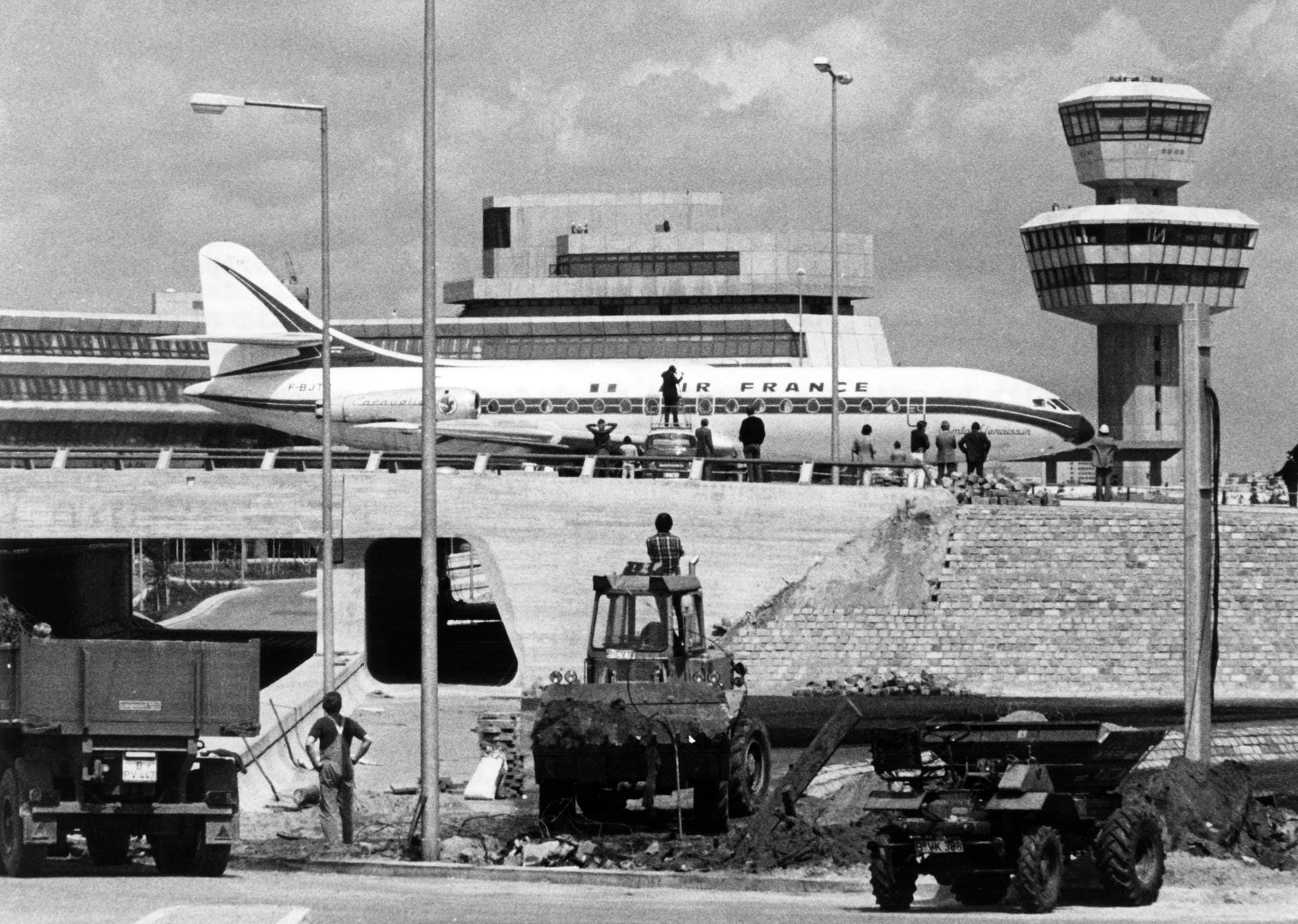 10. Juni 1974: Noch vor der offiziellen Einweihung im Oktober rollt eine vollbesetzte Maschine der Fluggesellschaft Air France am neuen noch nicht ganz fertiggestellten Terminal-Gebäude und Tower vorbei. Die letzte Maschine, die von Tegel abhebt, wird ebenfalls ein Flugzeug von Air France sein.