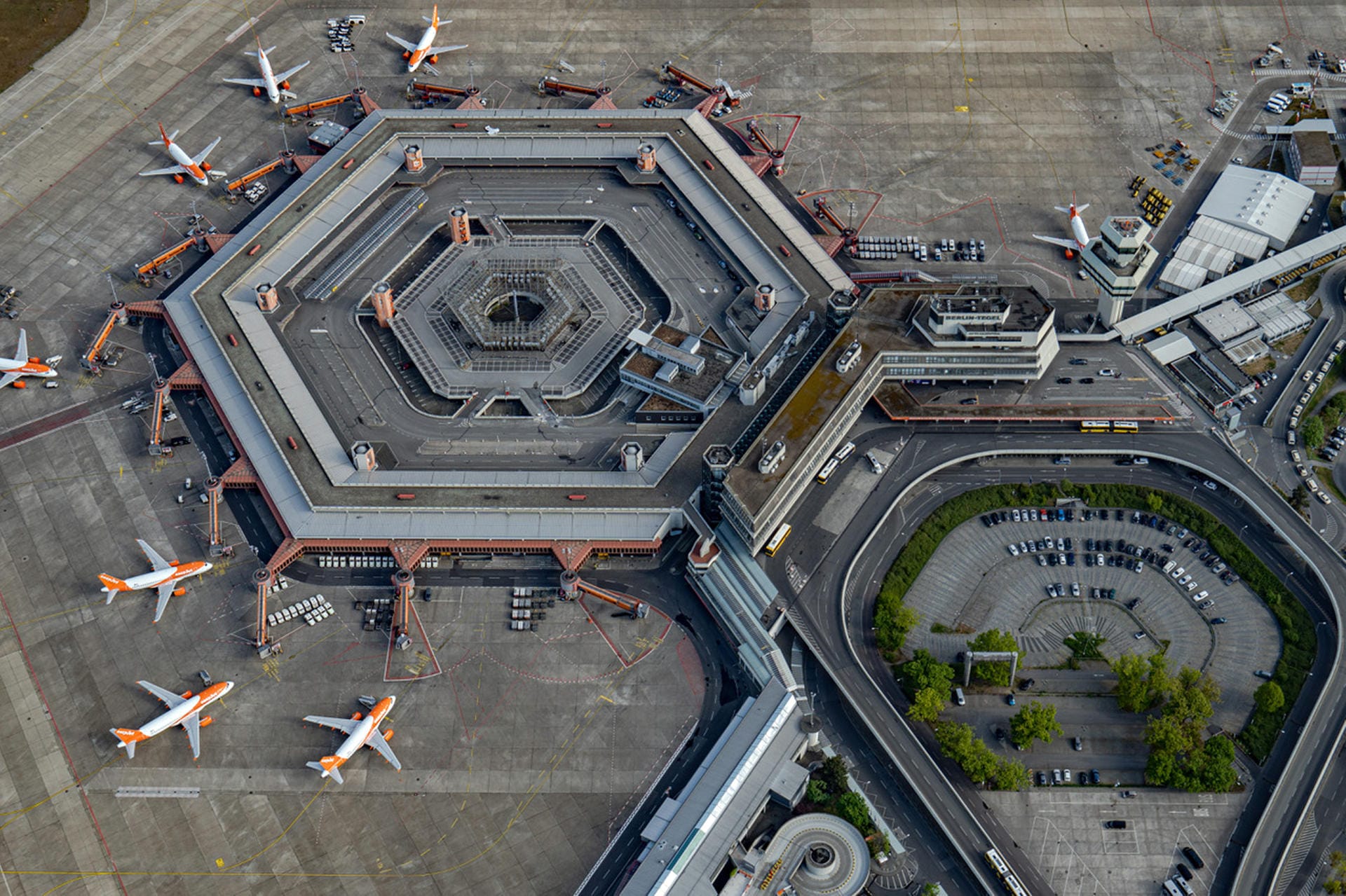 Blick auf den Flughafen Tegel von oben: Der Flughafen ist für seine sechseckige Form weltberühmt geworden.