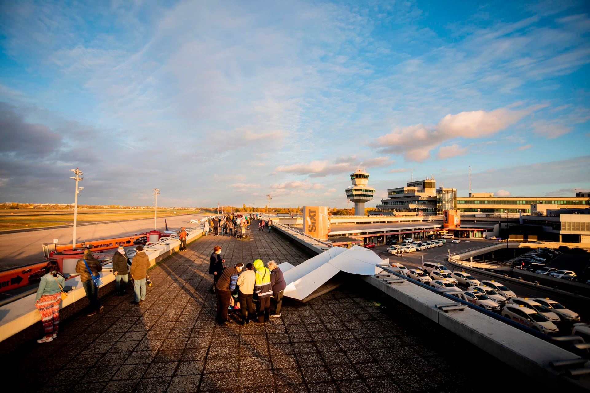 Menschen auf der Besucherterrasse am Flughafen Berlin-Tegel: Von hier aus lassen sich die Start- und Landeflüge ein letztes Mal beobachten.