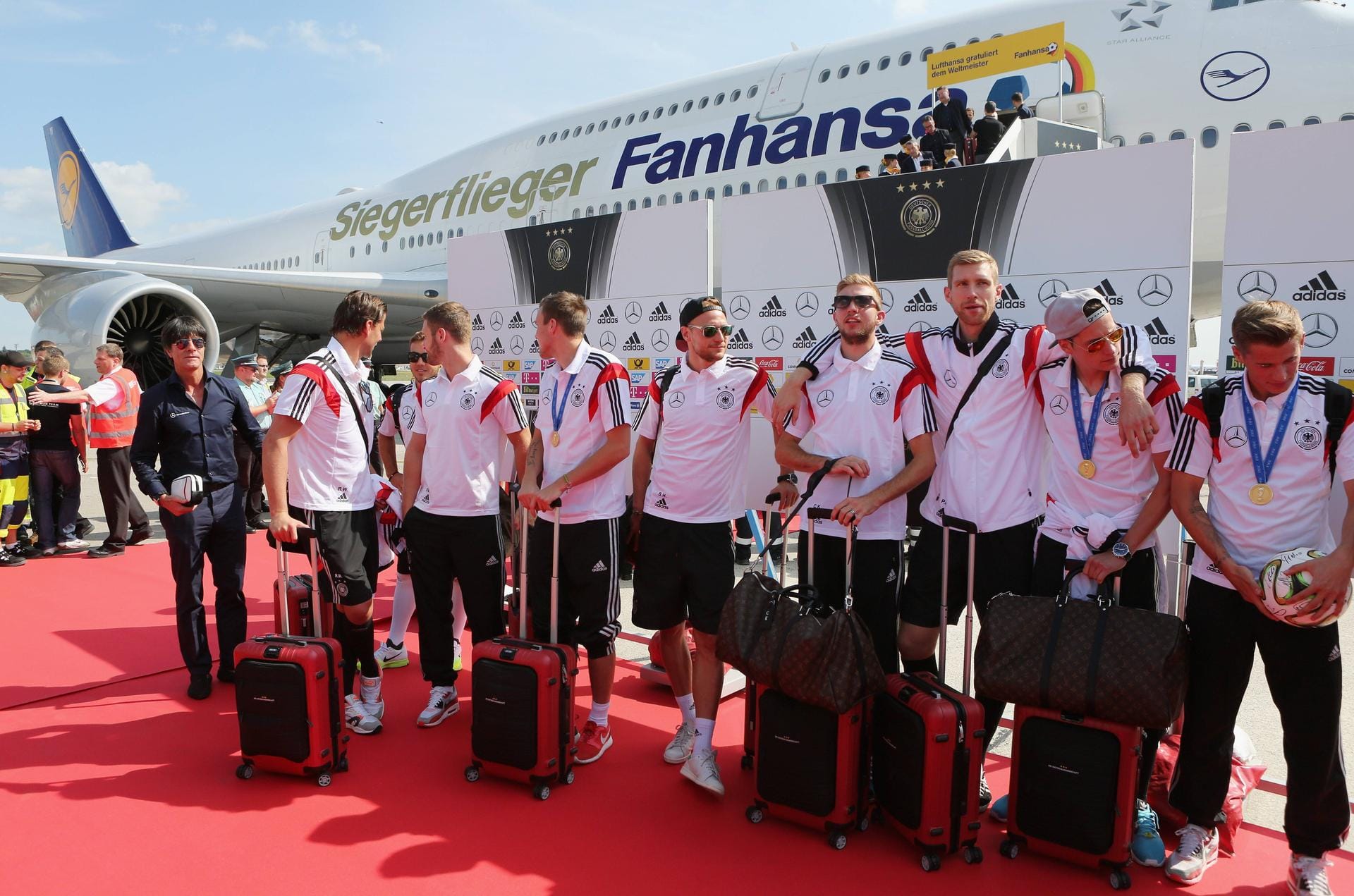 Der Siegerflieger am Flughafen Tegel: In Berlin wurde die Deutsche Fußball-Nationalmannschaft nach dem WM-Sieg 2014 empfangen.