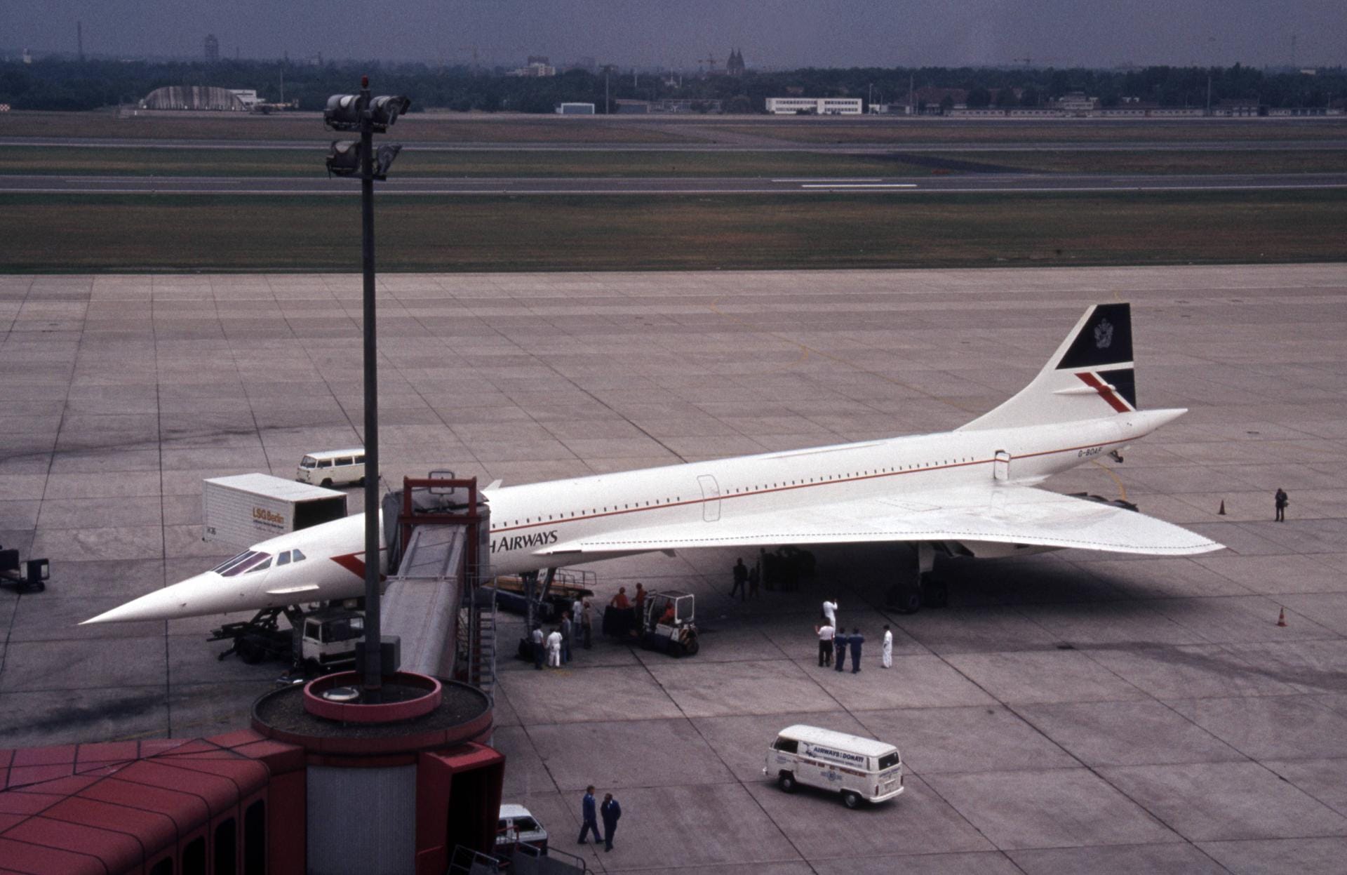 Ca. 1979: Der Flughafen Tegel empfing auch die einzigartigen Überschall-Flugzeuge wie hier die Concorde der British Aircraft Corporation.