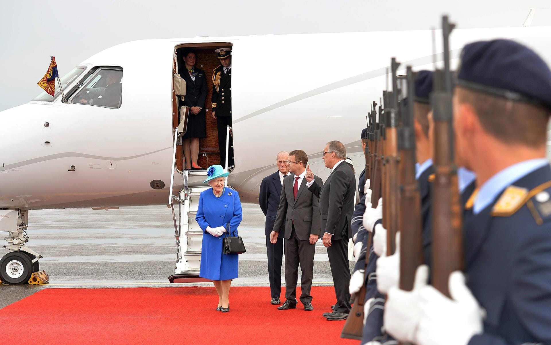 Die Queen schreitet 2015 einen roten Teppich auf dem Tegeler Rollfeld entlang: Viele große Persönlichkeiten kamen am Flughafen an.