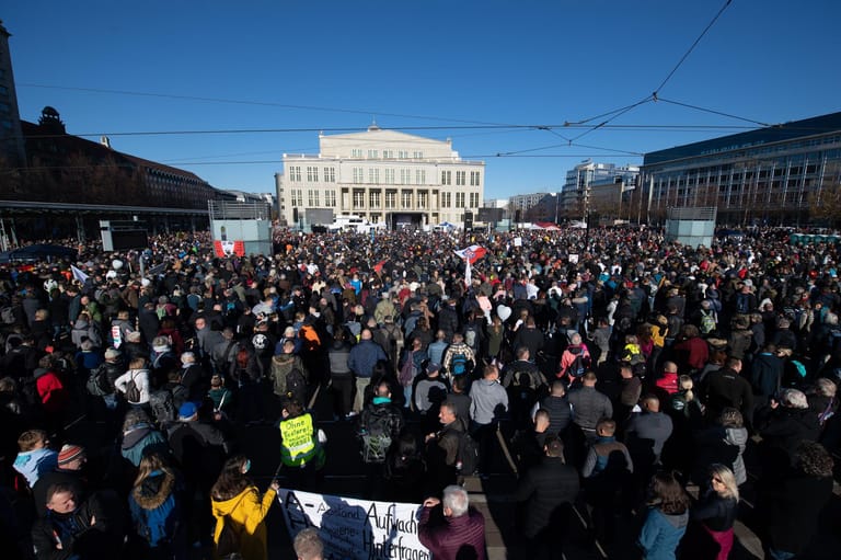 Tausende Demonstranten auf dem Leipziger Augustusplatz: Zu der "Querdenken"-Kundgebung wurden etwa 16.000 Menschen erwartet.