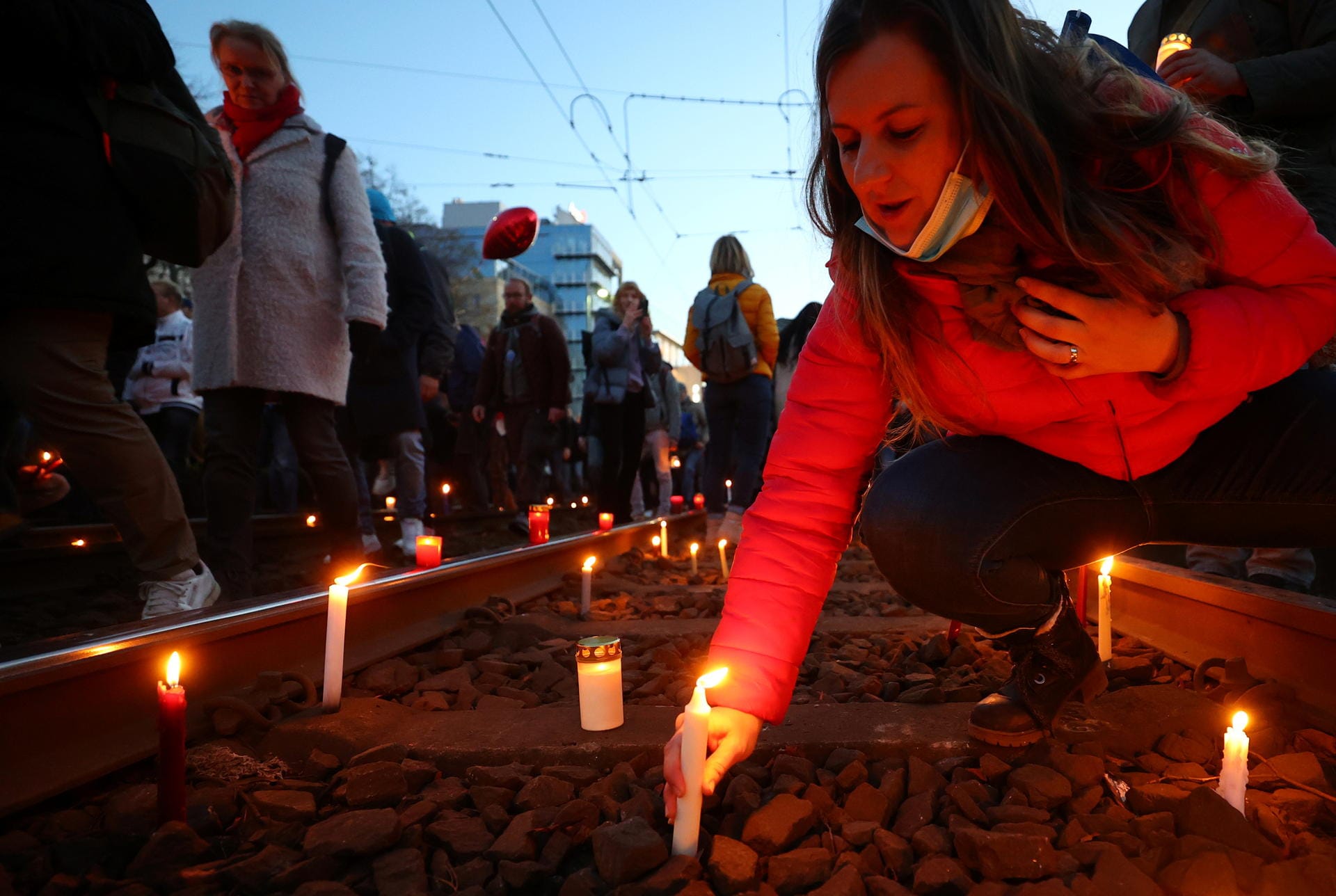 Demonstranten zünden Kerzen auf den Gleisen der Tram an: Rund 20.000 Menschen waren vor Ort.