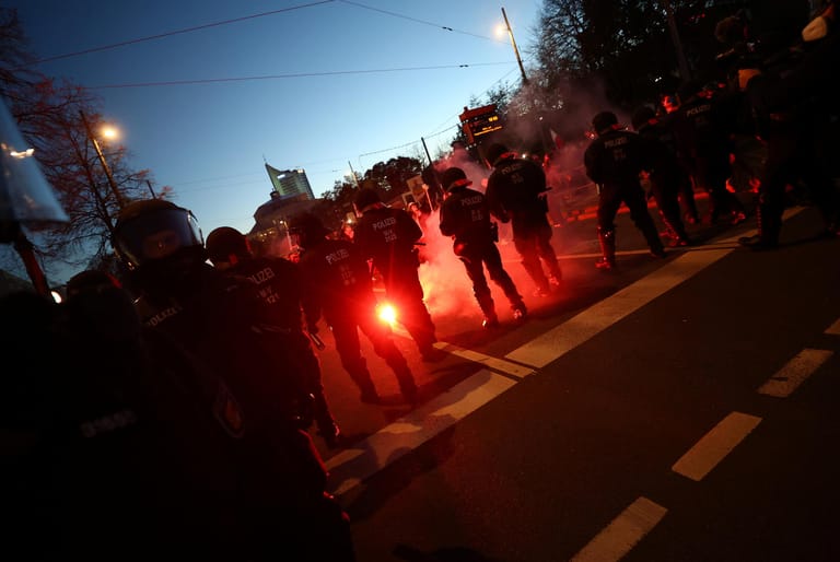 Ausschreitungen nach der "Querdenker"-Demo: Polizisten werden mit Pyrotechnik beworfen.