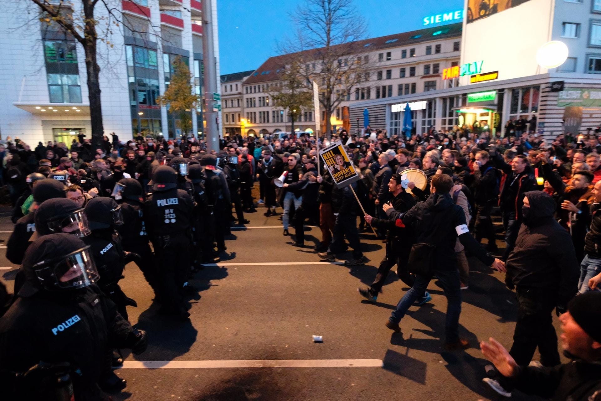 Ausschreitungen in Leipzig: Die Polizei zieht sich langsam zurück.