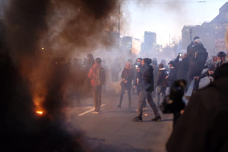 Auseinandersetzungen zwischen Teilnehmern der "Querdenken"-Demonstrationen und der Polizei: Es wurden unter anderem Bengalos gezündet.