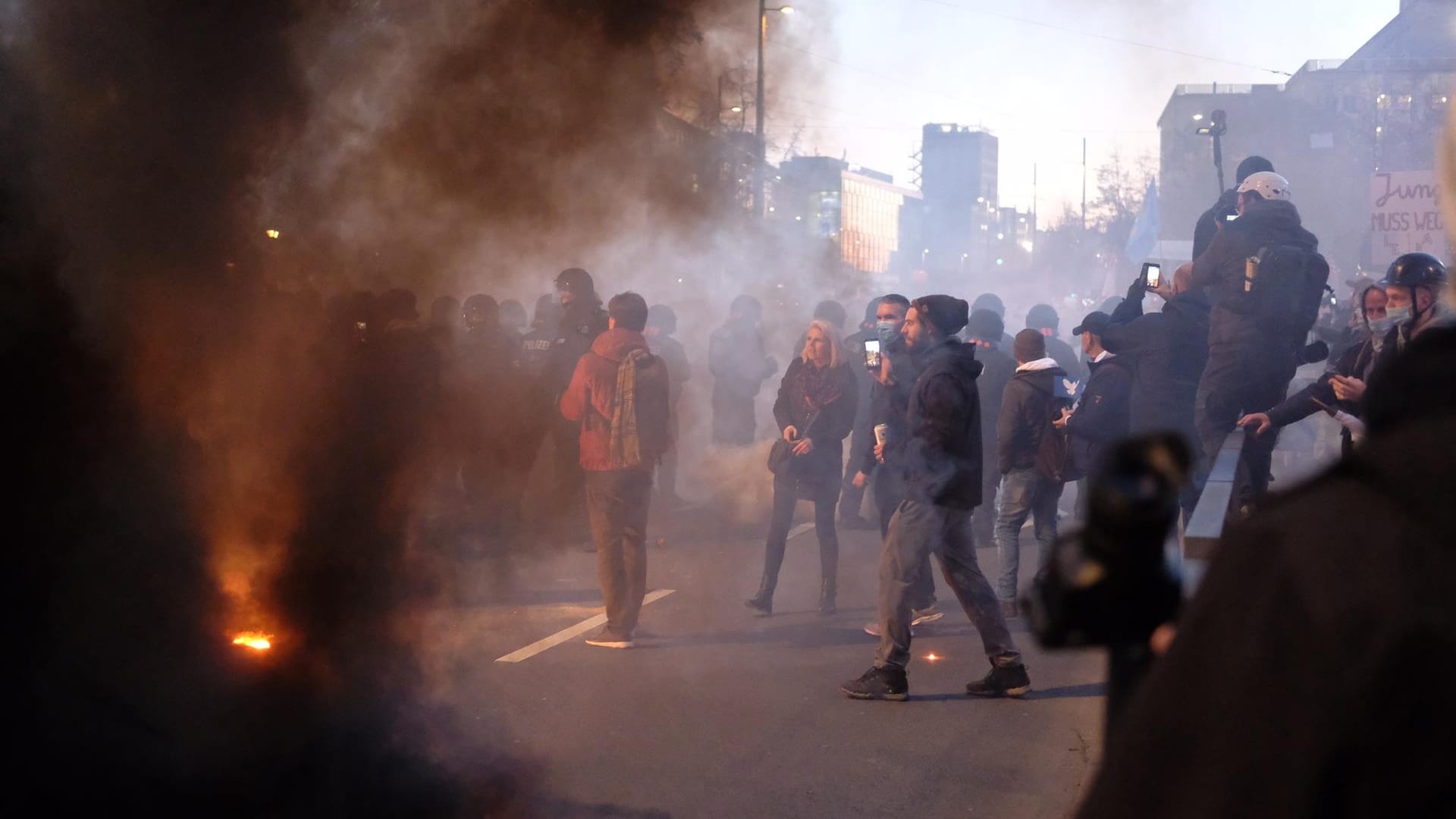 Auseinandersetzungen zwischen Teilnehmern der "Querdenken"-Demonstrationen und der Polizei: Es wurden unter anderem Bengalos gezündet.