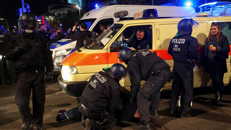 Festnahmen in Leipzig: Die Polizei hat mehrere Demonstranten in Gewahrsam genommen.