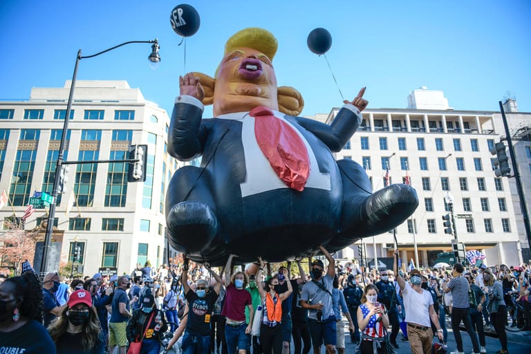 Trump vor dem Abflug? Jubel schallte augenblicklich nach Bekanntgabe von Bidens Sieg durch die Hauptstadt Washington. Die Straßen rund um das Weiße Haus wurden zur Partymeile.