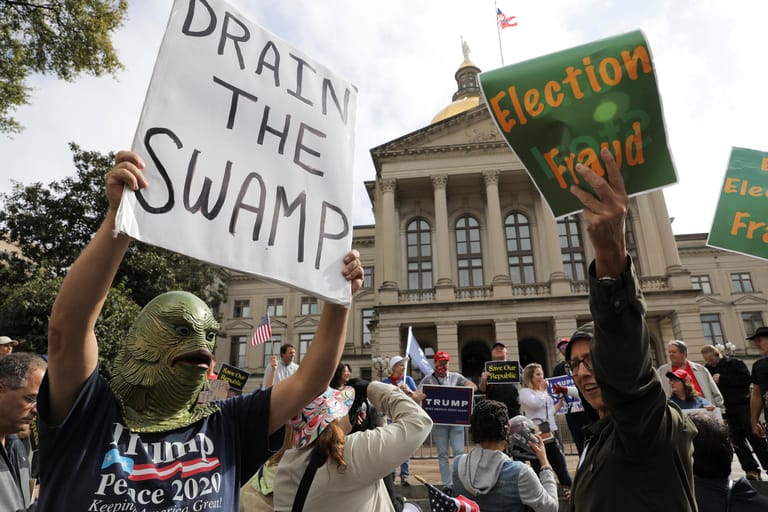 Unterstützer in Atlanta, Georgia, wiederholen Trumps Vorwurf: Bidens Sieg sei das Resultat von Wahlbetrug. Dafür gibt es bislang weder Beweise noch Anzeichen.
