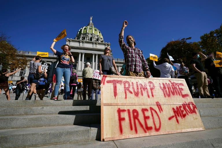 "Trump, du bist gefeuert!": Das Motto aus Trumps ehemaliger TV-Show verwenden nun viele gegen ihn. Wie hier vor dem State Capitol in Harrisburg, Pennsylvania.