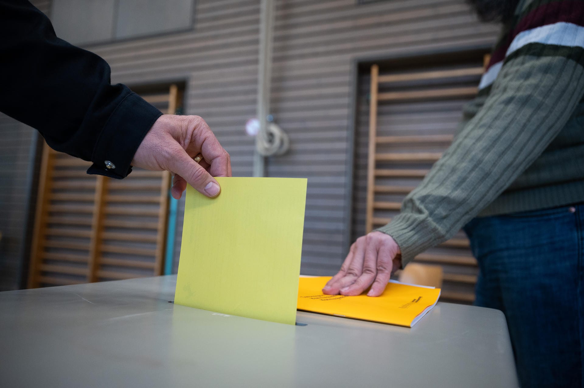 Ein Mann wirft seinen Stimmzettel in die Urne: Die OB-Wahl 2020 findet unter Corona-Schutzauflagen statt.