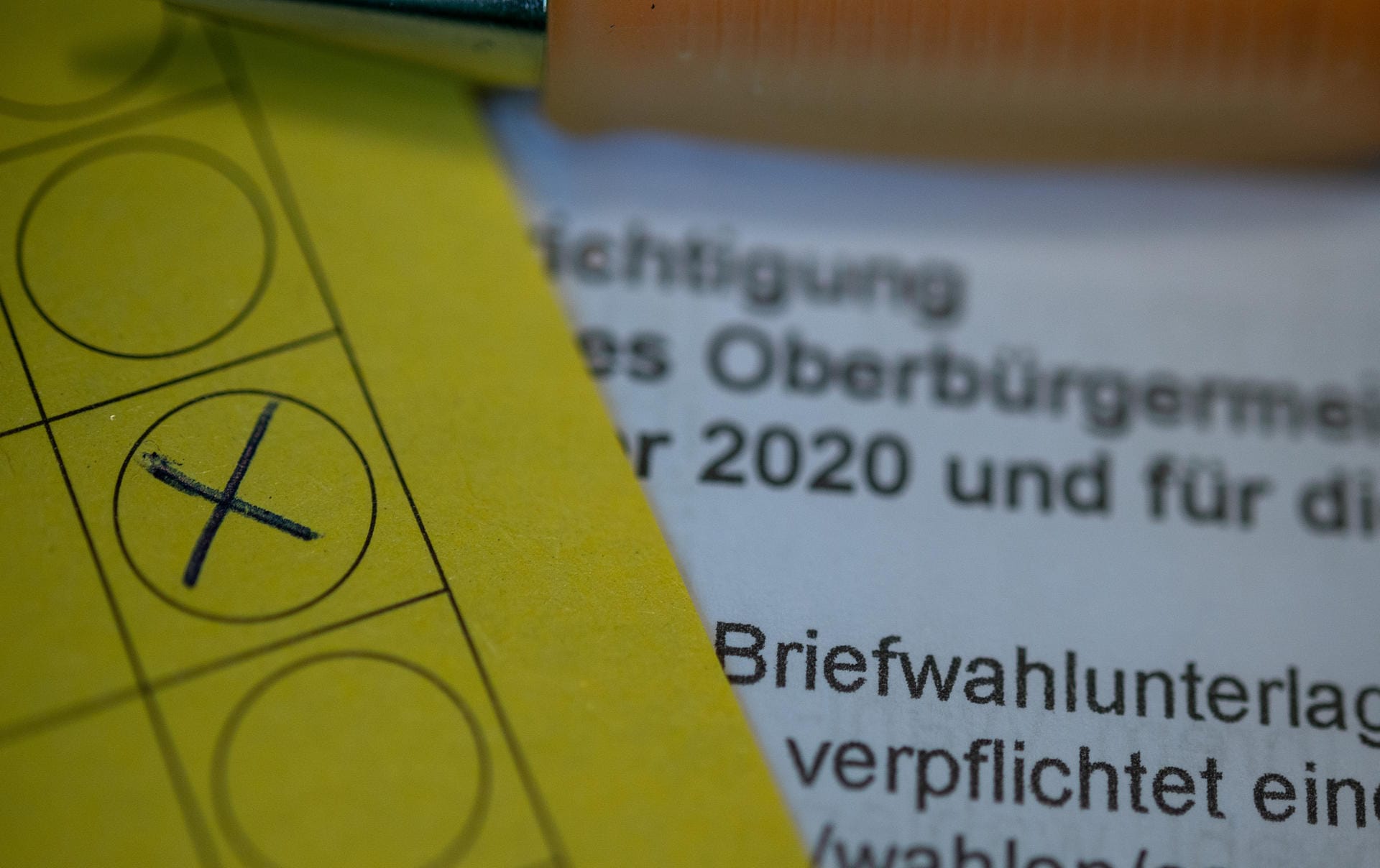 Ein Kreuz zur Wahl des neuen Oberbürgermeisters in Stuttgart ist auf einem Stimmzettel in einem Wahllokal zu sehen: Eine mögliche Stichwahl könnte am 29.November stattfinden.