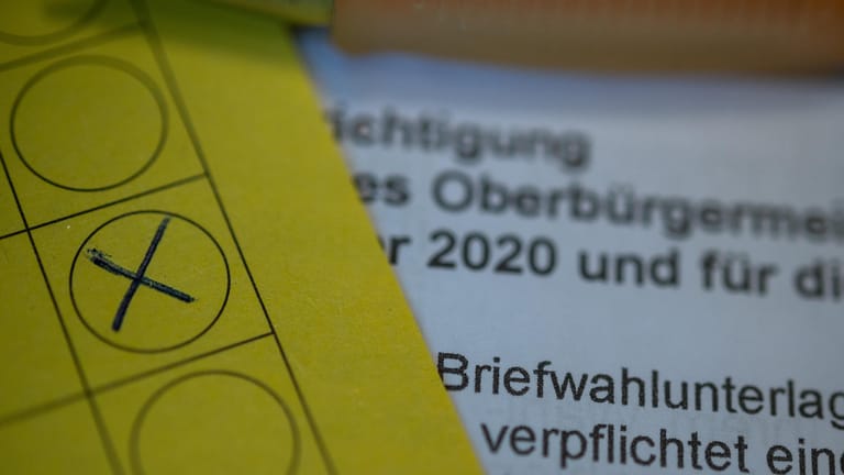 Ein Kreuz zur Wahl des neuen Oberbürgermeisters in Stuttgart ist auf einem Stimmzettel in einem Wahllokal zu sehen: Eine mögliche Stichwahl könnte am 29.November stattfinden.