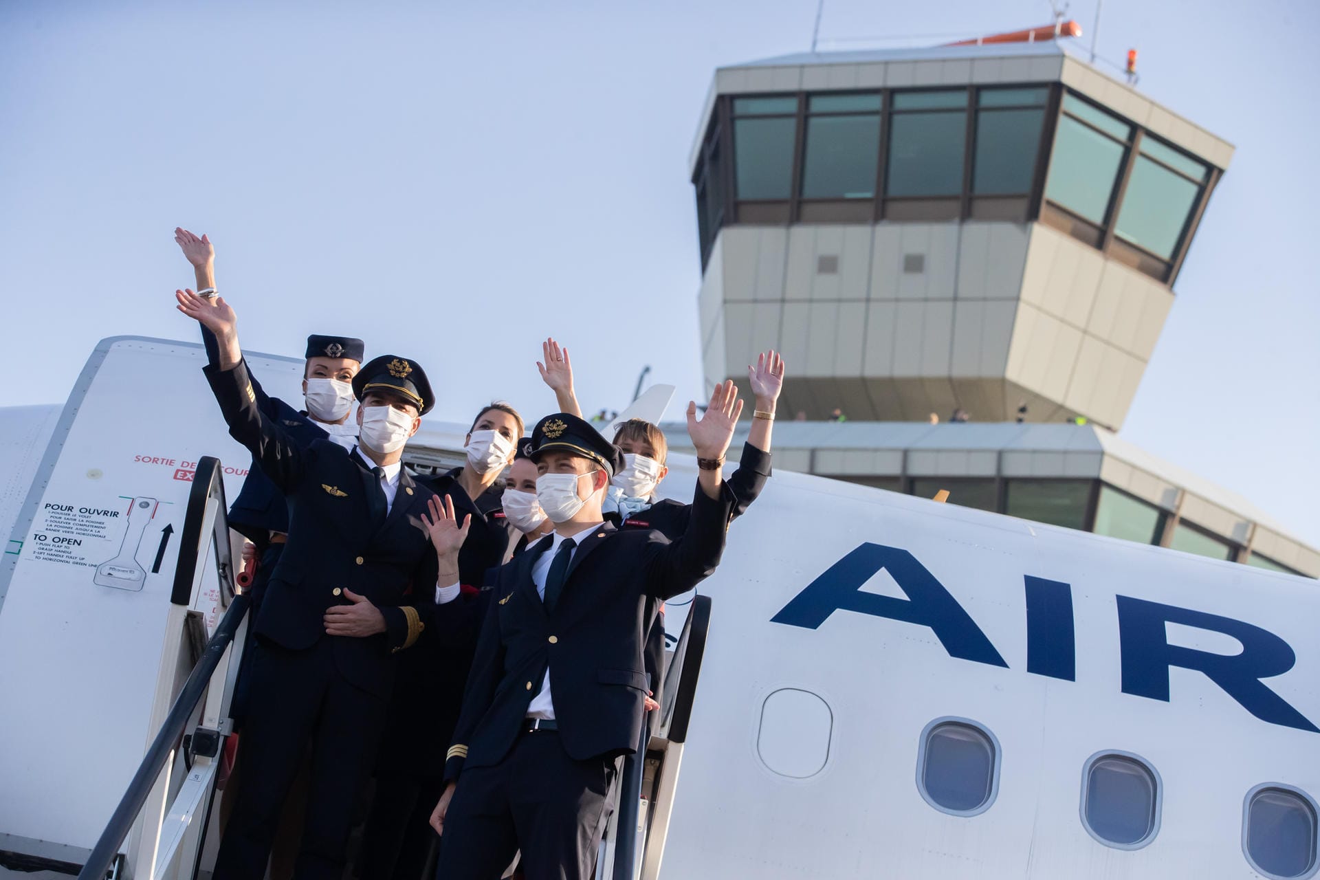 Die Crew der Air France AF 1235 winkt zum Abschied: Die letzte Maschine hebt in Tegel ab.