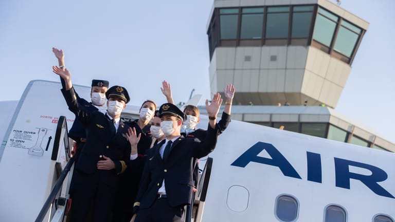 Die Crew der Air France AF 1235 winkt zum Abschied: Die letzte Maschine hebt in Tegel ab.