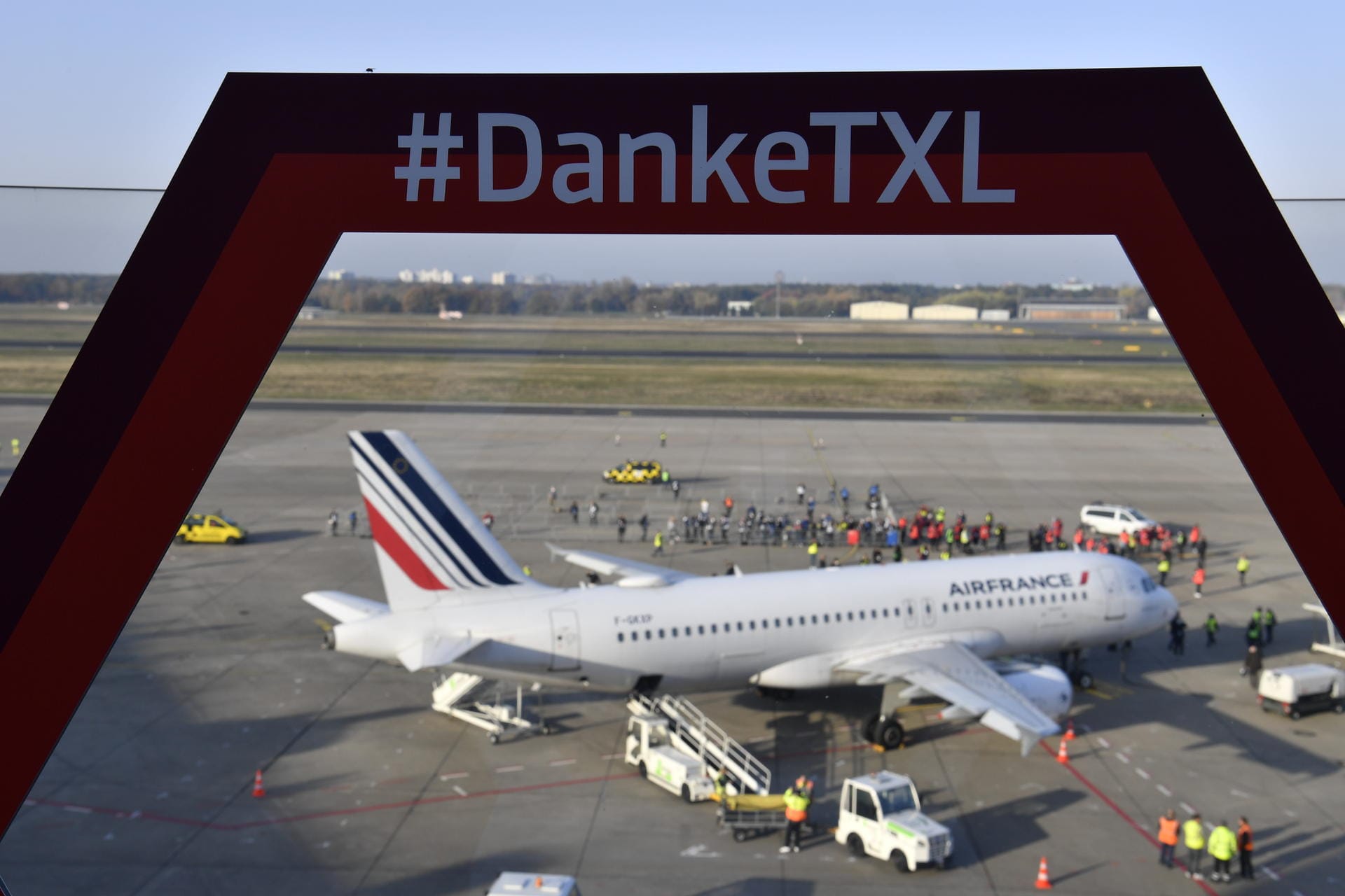 "Danke TXL": Im Hintergrund steht die Maschine der Air France, die als letzter Flieger in Tegel abhebt.