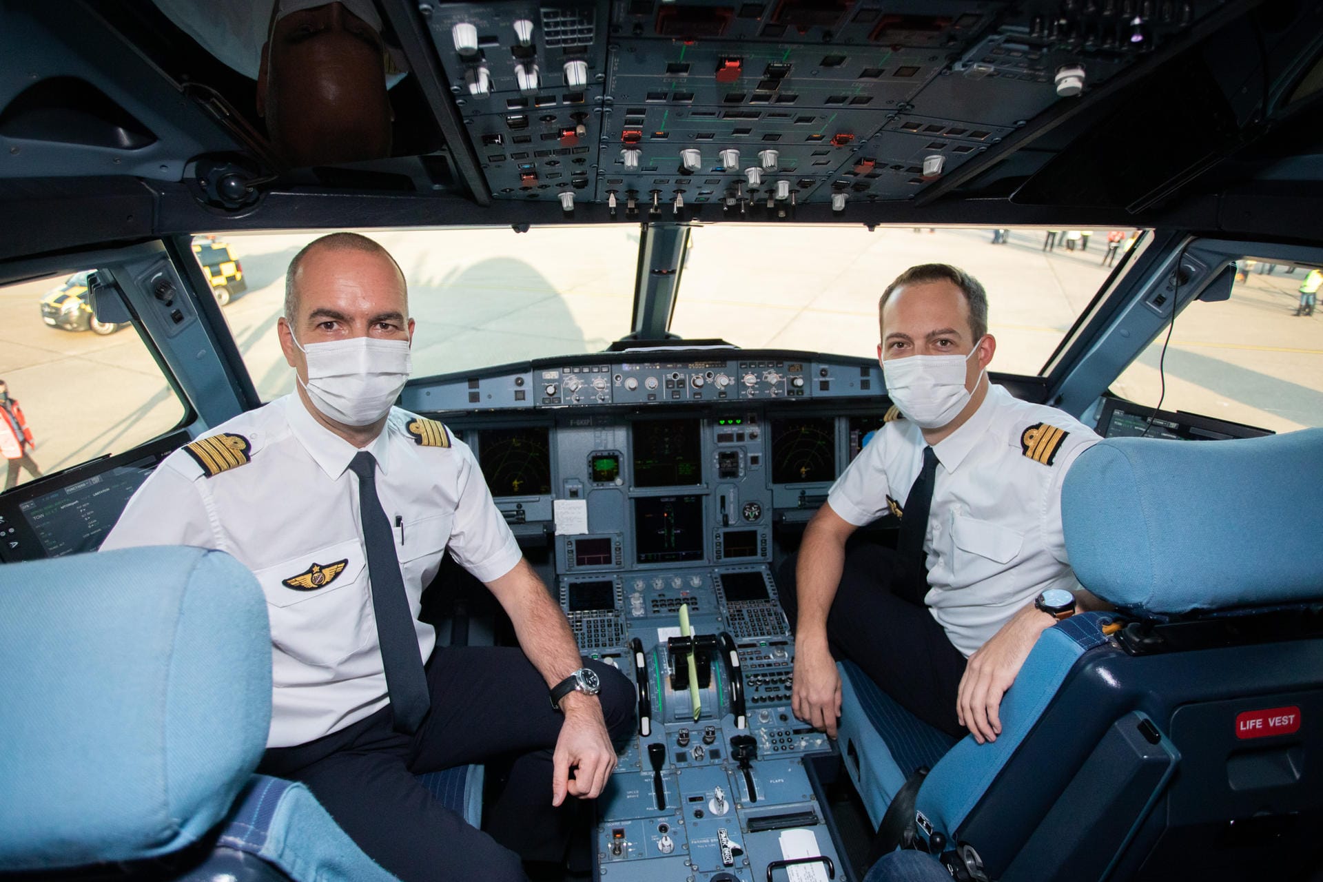 Pilot Christophe Ruch (l) und Copilot Jean-Louis Leidner sitzen vor dem Start des Airbus der französischen Fluggesellschaft Air France im Cockpit. Mit dem Abflug der letzten Linienmaschine AF 1235 um 15 Uhr nach Paris schließt der Flughafen Tegel.