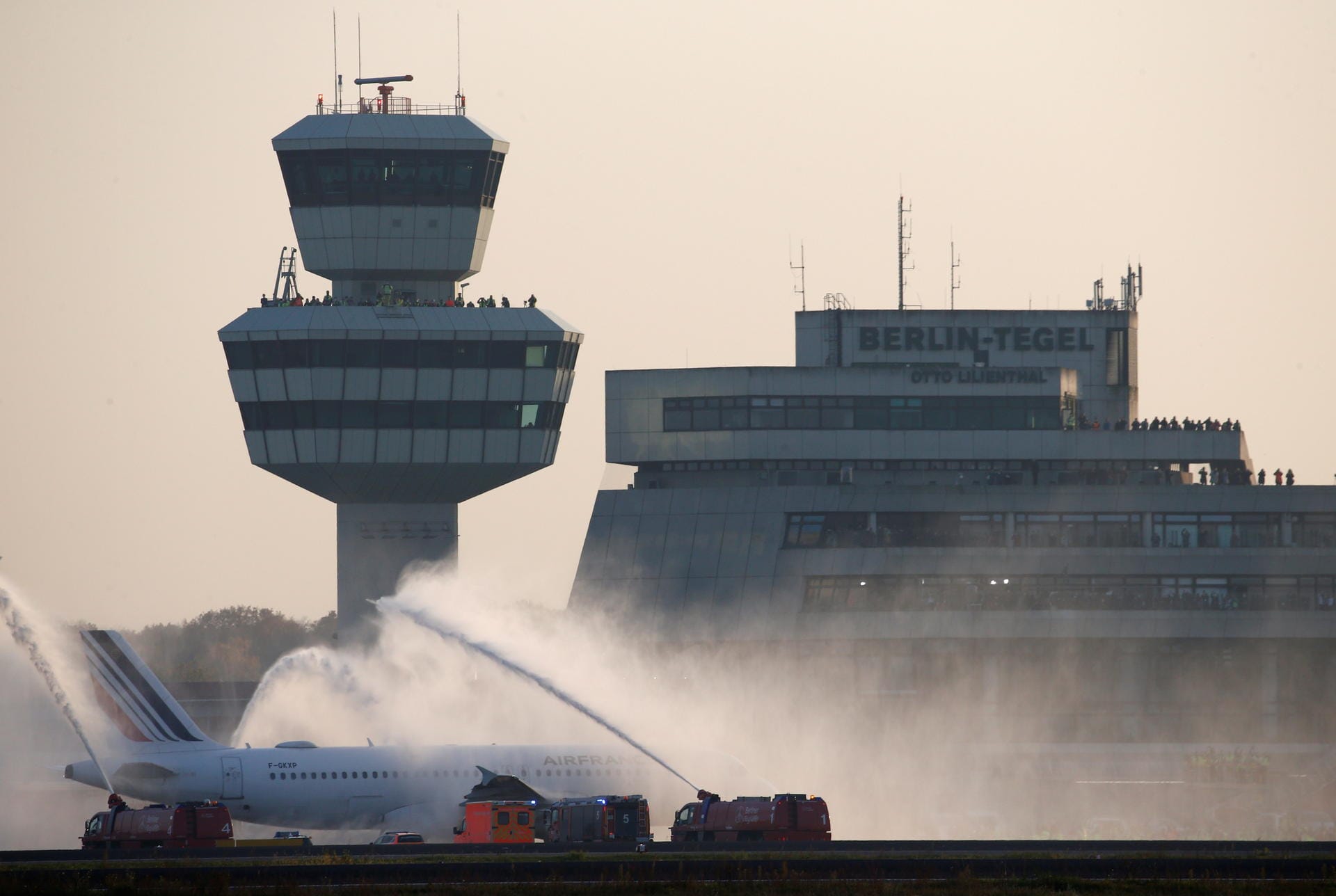 Wasserfontänen zum Abschied: Die Flughafen-Feuerwehr hat die Air France-Maschine würdig verabschiedet.