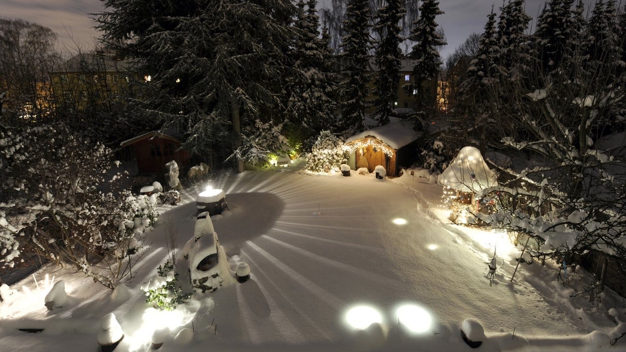 Auch in der Winterzeit kann der Garten mit dem passenden Licht romantisch in Szene gesetzt werden. Auch in der Winterzeit kann der Garten mit dem passenden Licht romantisch in Szene gesetzt werden.