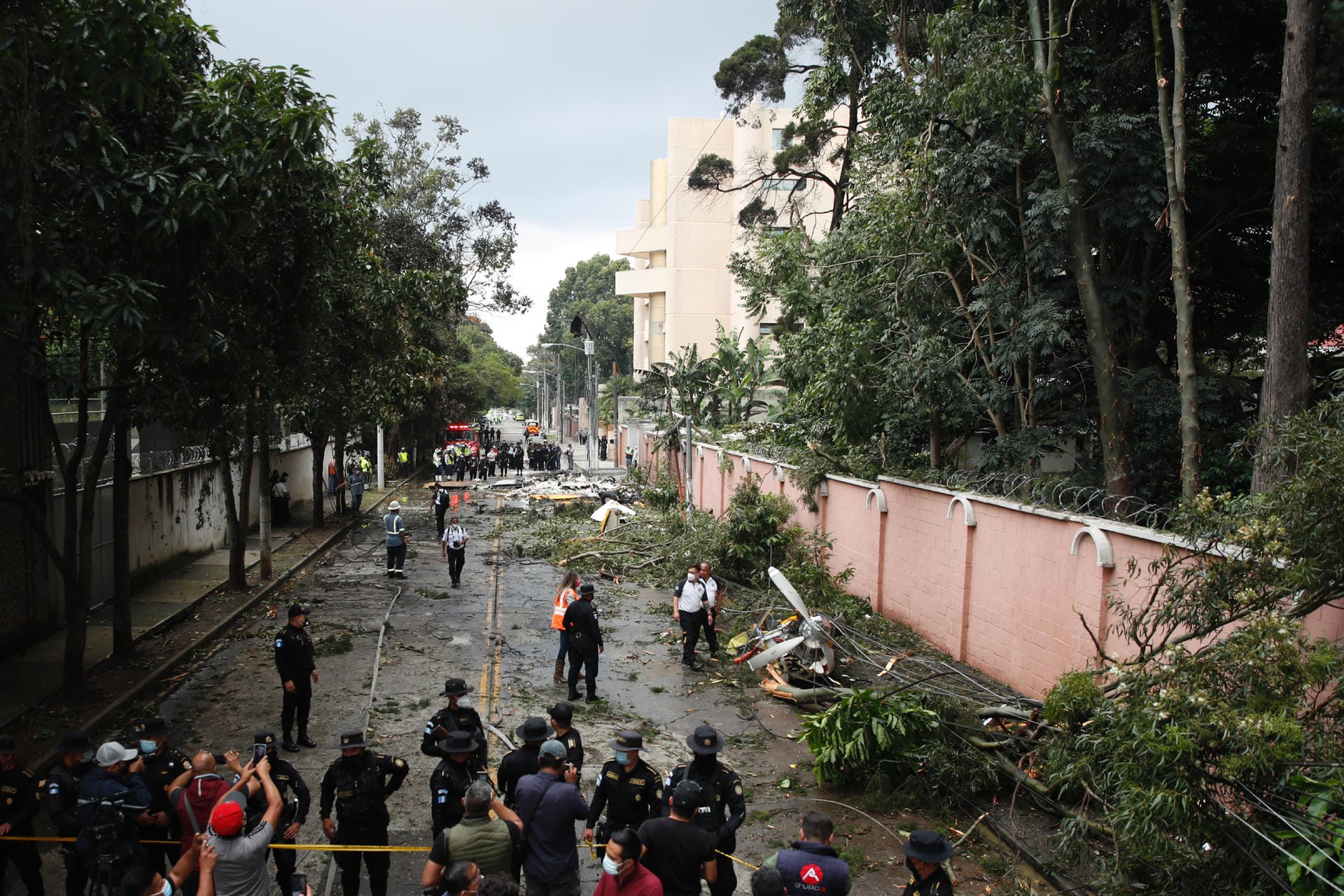 In Guatemala stürzte außerdem ein Flugzeug ab, das auf dem Weg in betroffene Regionen des Sturms war. Dabei starb mindestens eine Person.