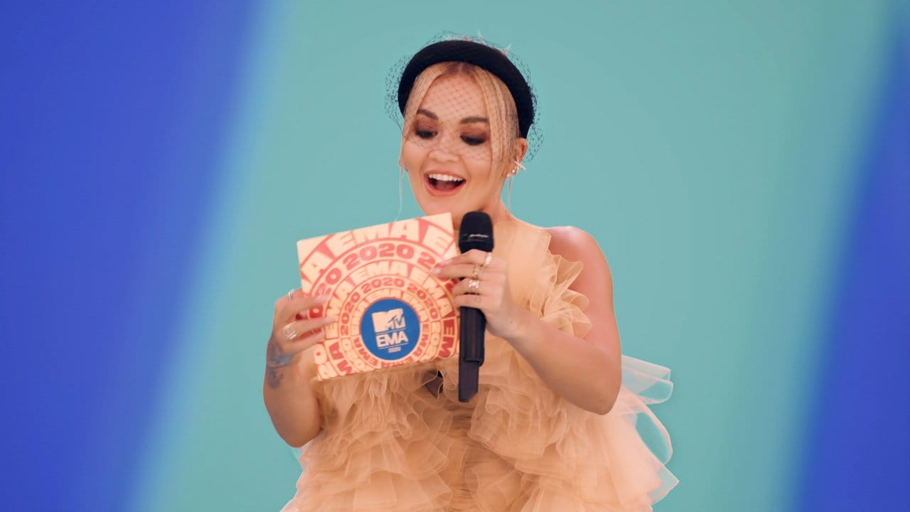 Das Videostandbild zeigt Rita Ora, die bei den MTV European Music Awards den Best Electronic Preis überreicht. Das Videostandbild zeigt Rita Ora, die bei den MTV European Music Awards den Best Electronic Preis überreicht.