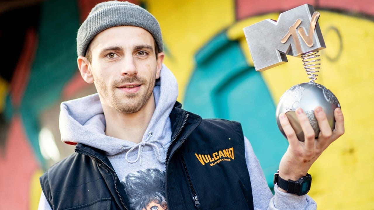 Fynn Kliemann mit seinem MTV Europe Music Award auf seinem Hof "Kliemannsland". Fynn Kliemann mit seinem MTV Europe Music Award auf seinem Hof "Kliemannsland".