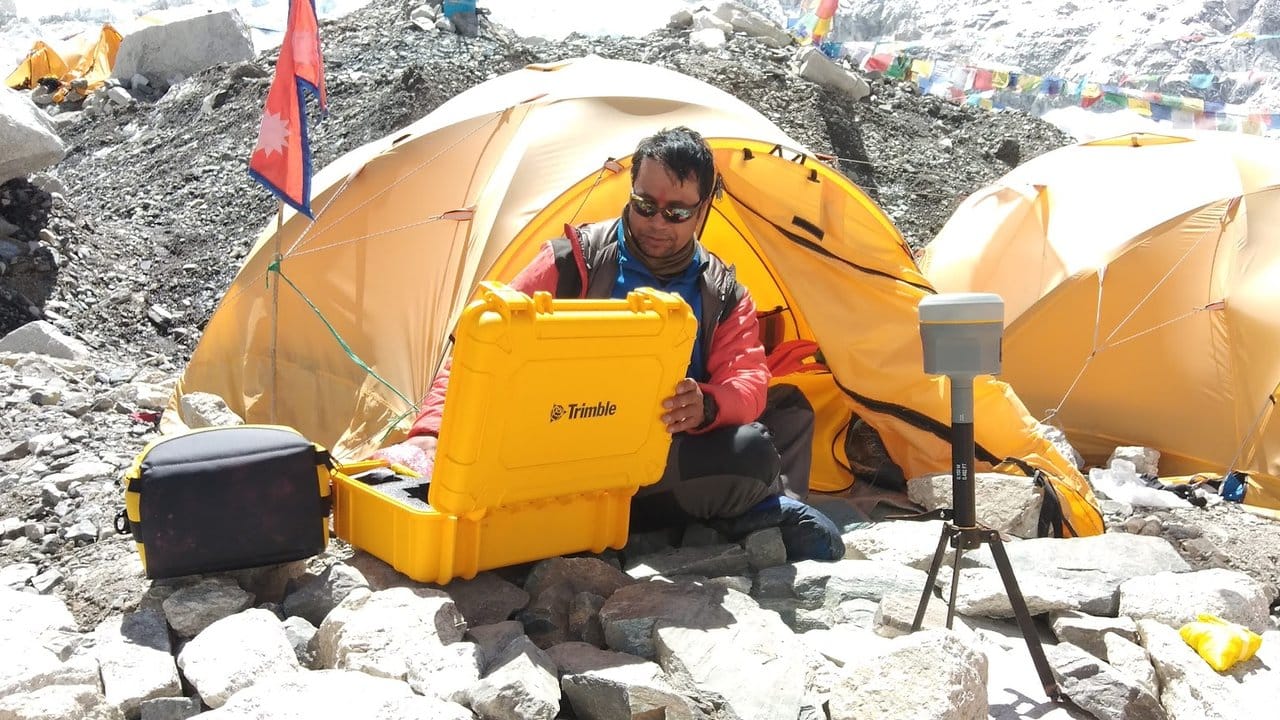 Khim Lal Gautam überprüft Instrumente im Basislager des Berges.