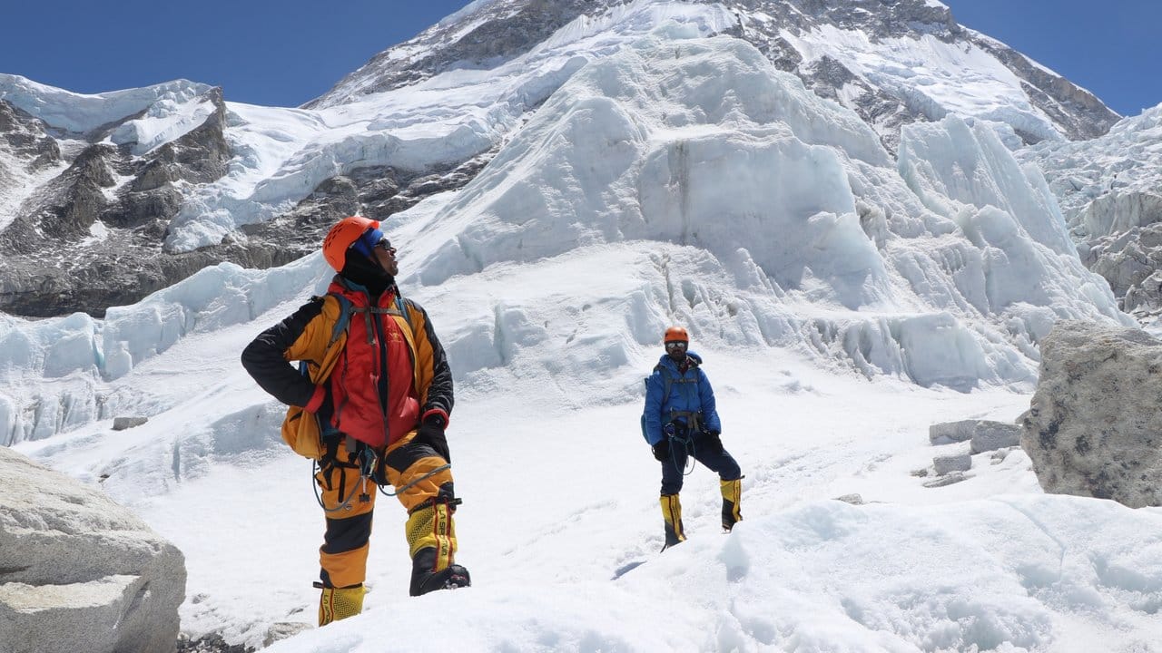 Khim Lal Gautam (l) auf dem Weg zum Lager 1 auf dem Mount Everest.